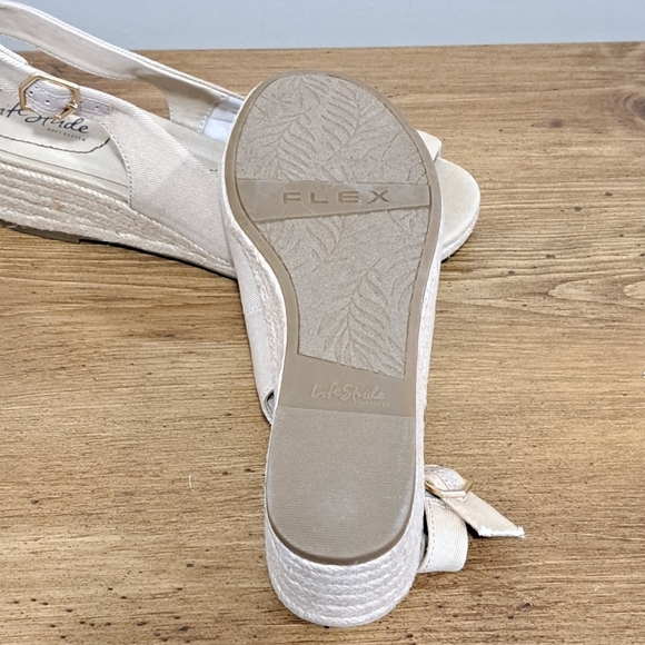 Life Stride Sandals Women's 8W Beige Canvas Fabric Wedge Heel NWOT - Picture 10 of 14
